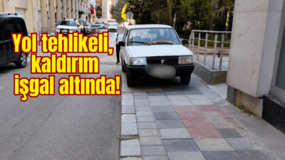 Afyonkarahisar’da araç trafiğinin yoğun olduğu caddelerde kaldırıma park eden sürücüler,