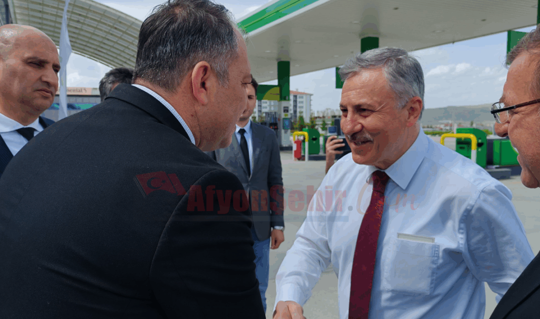 Selçuk Özdağ Şehit ailesini ziyaret için Afyonkarahisar’a geldi TBMM Grup Başkanvekili ve Gelecek Partisi PYK Üyesi Selçuk Özdağ