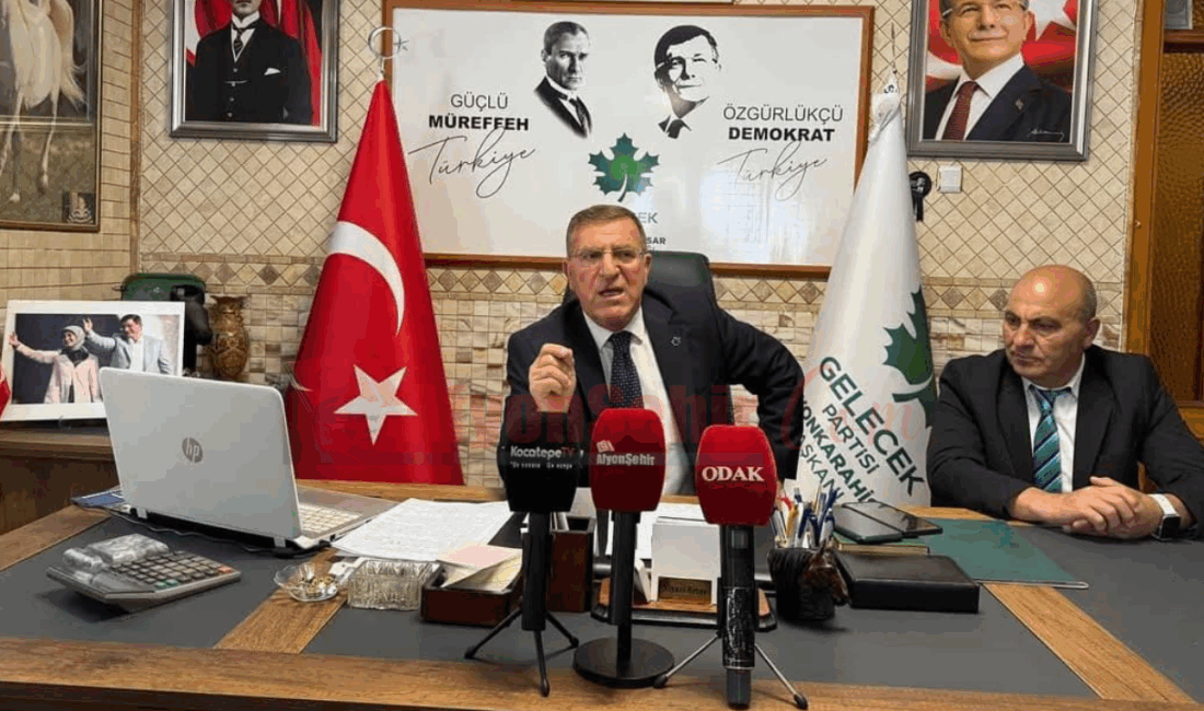 Afyonkarahisar Gelecek Partisi basın toplantısında Afyonkarahisar İl Başkanı Niyazi Ertaş