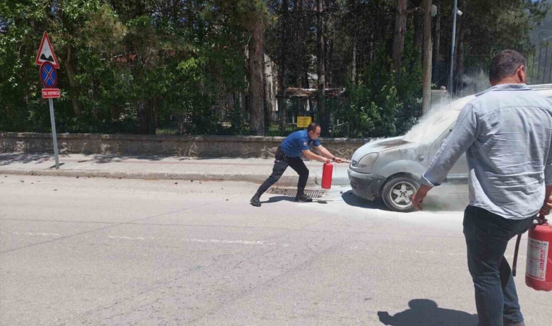Yanan aracı polis söndürdü Afyonkarahisar’ın Şuhut İlçe Emniyet Müdürlüğü binasının önünde bir anda alev