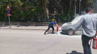 Afyonkarahisar’ın Şuhut İlçe Emniyet Müdürlüğü binasının önünde bir anda alev