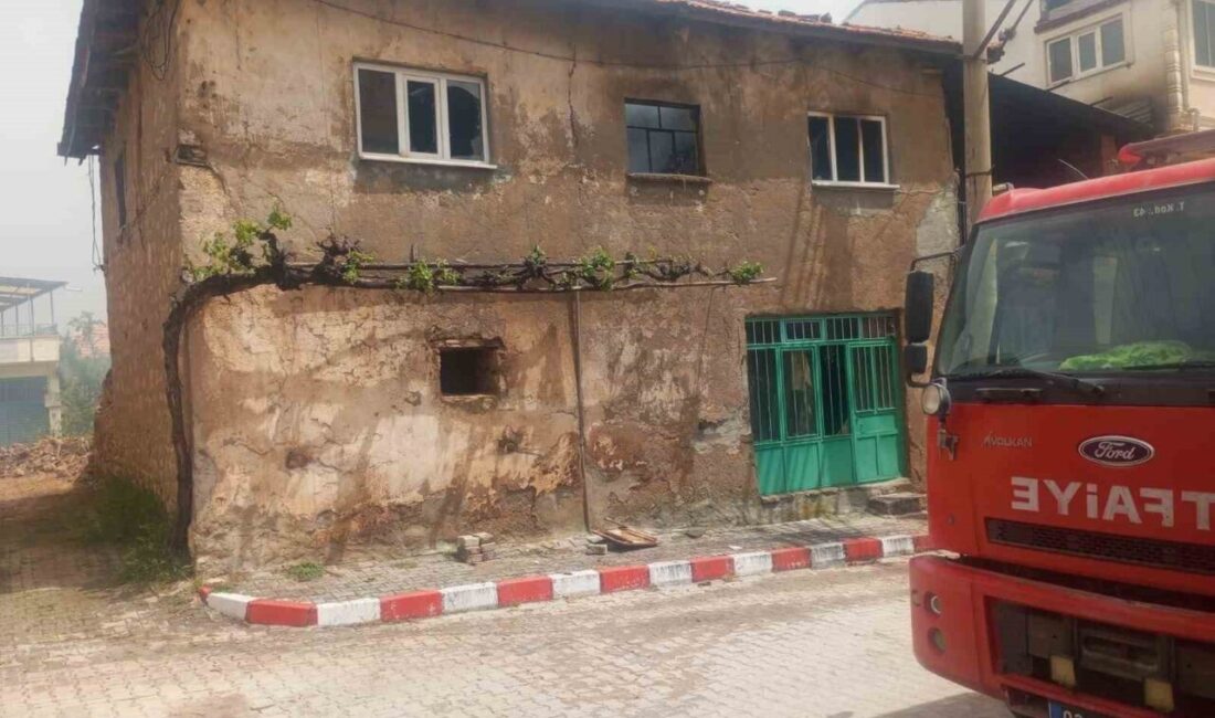 Yangında 75 yaşındaki adamın evi kullanılamaz hale geldi Afyonkarahisar’da 75 yaşındaki bir şahsın kerpiç evi çıkan yangın sonrası
