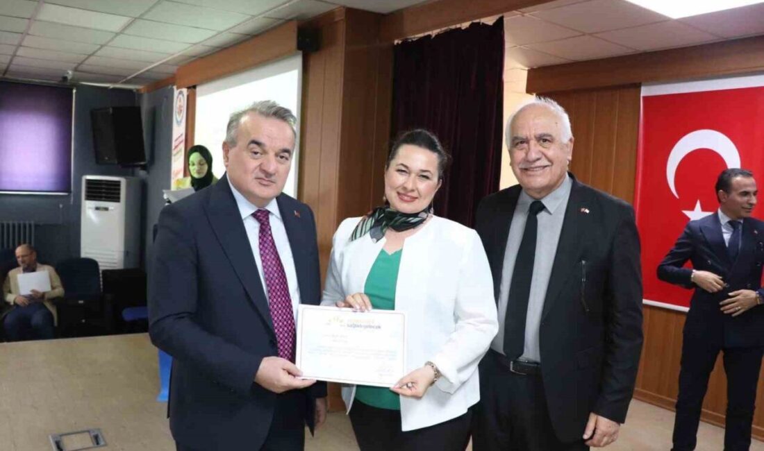 Yetenek yarışmasında başarılı öğrenciler ödüllendirdi Bozüyük Kaymakamı Adem Öztürk, İlçe Milli Eğitim Müdürlüğü ve Yeşilay