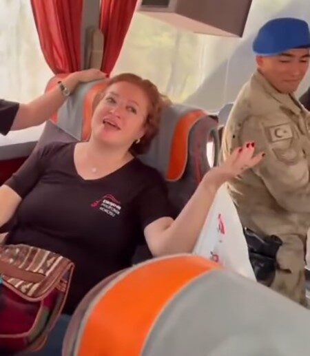 Yolda durdurulan korodan jandarmaya konser Eskişehir’den İstanbul’daki bir etkinliğe giden koronun Osmaneli’nde jandarmanın otobüste kimlik