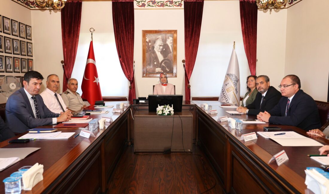 Vali Kübra Güran Yiğitbaşı başkanlığında, İkmal ve Garnizon Komutanı, Belediye