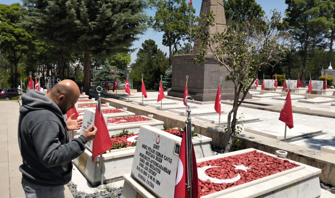 Şehit ailelerinden şehitliğe arefe günü ziyareti Kurban Bayramı arifesinde Afyonkarahisar’daki şehitlik, şehit ailelerinin ziyaretiyle duygulu anlara