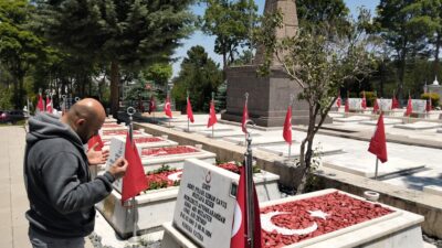 Kurban Bayramı arifesinde Afyonkarahisar’daki şehitlik, şehit ailelerinin ziyaretiyle duygulu anlara