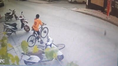 Eskişehir’de bisiklet tamiri yapılan dükkanın önündeki 2 bisiklet yaklaşık 40