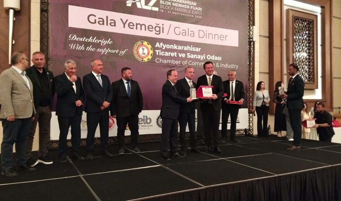 Afyonkarahisar’da düzenlenen Blok Mermer Fuarı kapsamında gerçekleştirilen gala yemeğinde protokol
