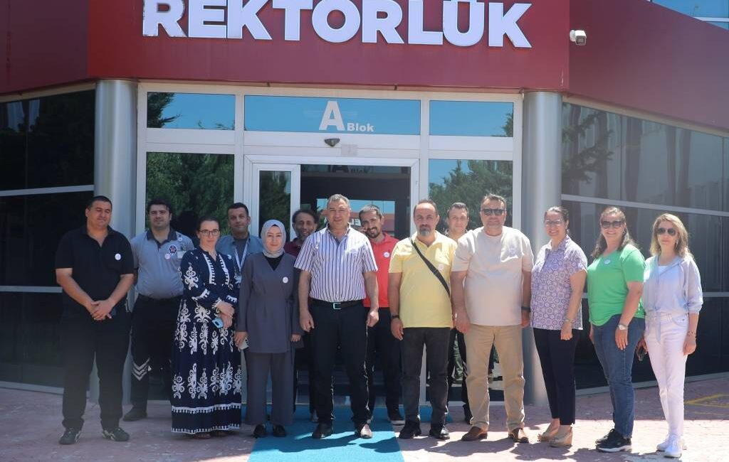Afyonkarahisar Sağlık Bilimleri Üniversitesi (AFSÜ) personeli ve öğrencileri, toplum sağlığını