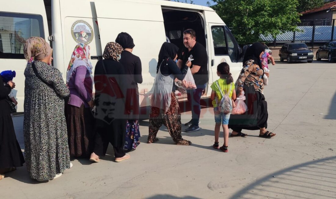 Afyonkarahisar’da faaliyet gösteren Yarım Elma Derneği, Kurban Bayramı dolayısıyla yürüttüğü