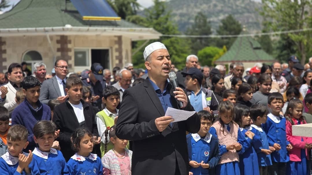 Kemerkaya’daki yağmur duası yoğun katılımla gerçekleştirildi Bolvadin’de Kemerkaya Muhtarlığı tarafından düzenlenen yağmur duası programı yoğun katılımla