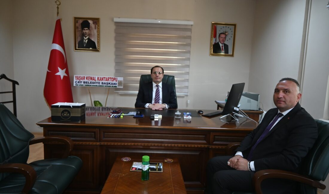 Kantartopu’dan Çay Kaymakamı Türker’e hayırlı olsun ziyareti Çay Belediye Başkanı Yaşar Kemal Kantartopu, ilçeye yeni atanan ve