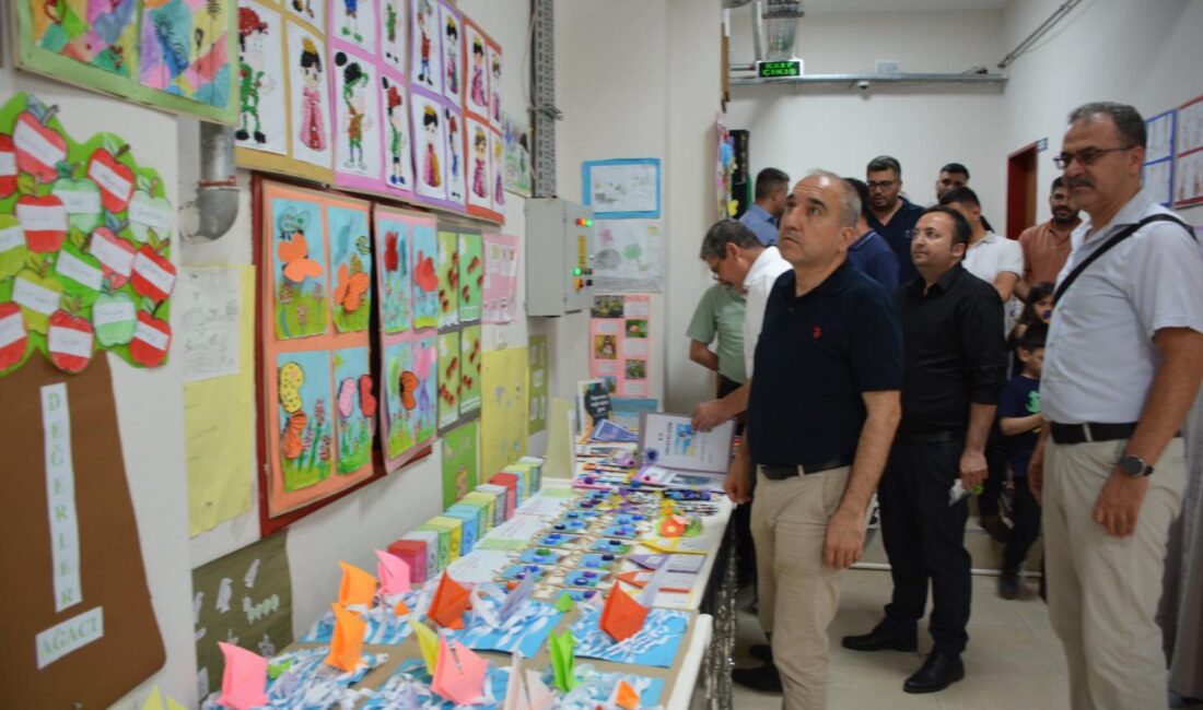 Dinar’da eğitim öğretim hayatına yeni başlayan minik öğrencilerin hazırladığı ‘Aydınlığa
