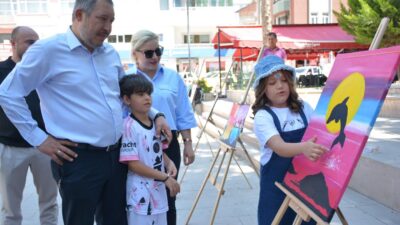 Dinar Menderes İlkokulu tarafından Cumhuriyet Meydanı’nda düzenlenen resim sergisi, robotik