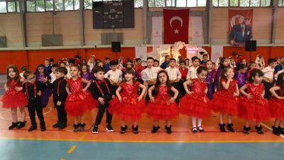   Sandıklı’da Merkez Anaokulu öğrencileri, düzenlenen mezuniyet töreniyle kep atarak