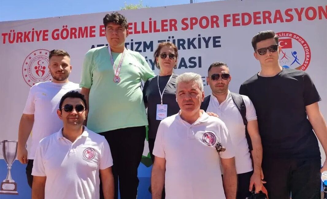 Afyonlu Ahmet Abay’dan Türkiye Şampiyonası’nda çifte madalya Türkiye Görme Engelliler Atletizm Şampiyonası’na damga vuran Afyonkarahisar Engelliler Gençlik