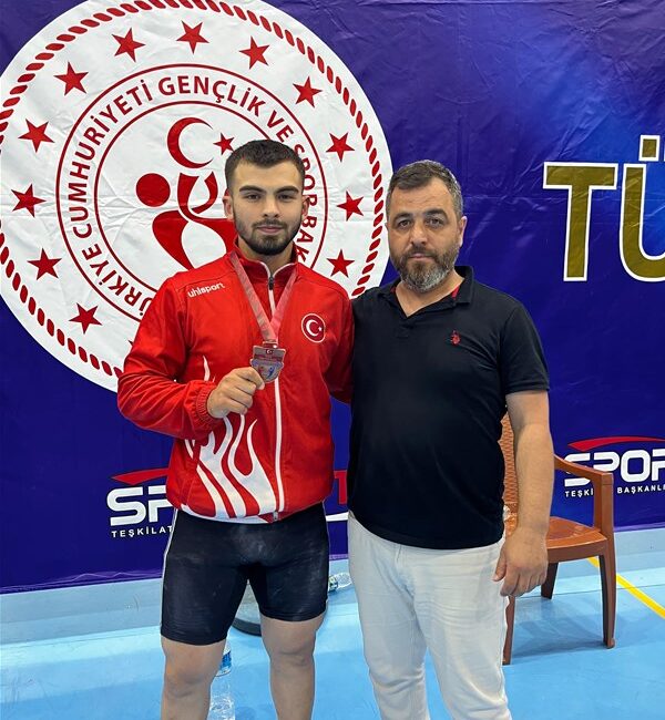 Samsun’da düzenlenen Büyükler Kulüpler Türkiye Halter Şampiyonası’nda Afyon Gençlik Spor