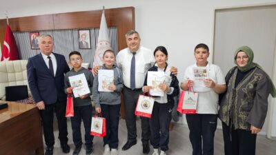 Afyonkarahisar Yunus Emre Ortaokulu öğrencileri, okul idarecileri ve öğretmenleriyle birlikte