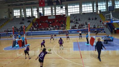 Prof. Dr. Veysel Eroğlu Spor Salonu'nda başlayan Mini Kızlar Voleybol