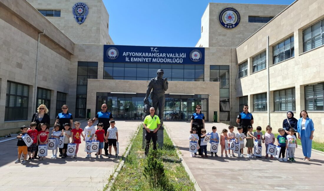 Öğrencilere polislik mesleği tanıtıldı Afyonkarahisar Pamuk Şekerleri Gündüz Bakımevi öğrencileri, Afyonkarahisar İl Emniyet Müdürlüğü