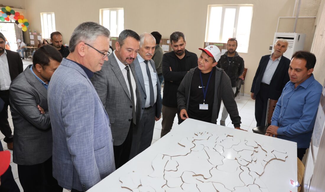 Öztaş, Kızık Mehmet Yaşar Ortaokulu’ndaki Bilim Fuarı’na katıldı Sandıklı Belediye Başkanı Adnan Öztaş, AK Parti İl Başkan Yardımcısı