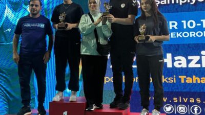 Sivas’ta düzenlenen U10-14 Kadınlar Güreş Türkiye Şampiyonası’nda mücadele eden Yeşilay