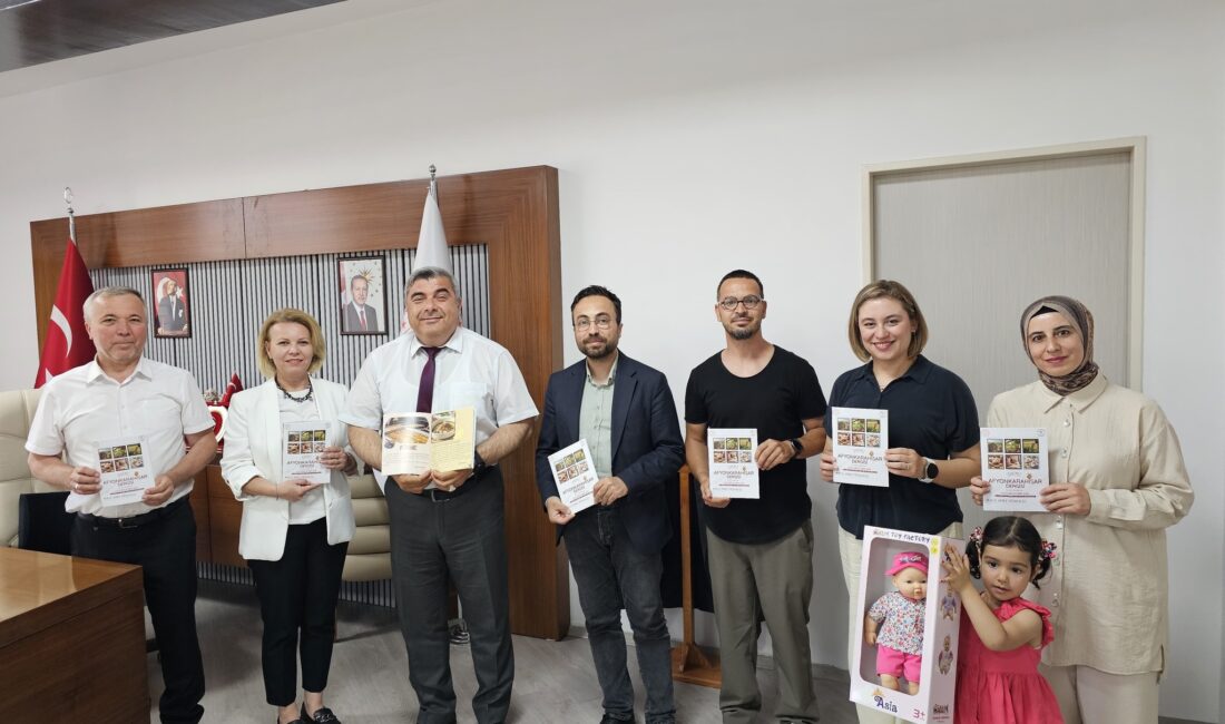 Yunus Emre Ortaokulu idarecileri ve öğretmenleri, Afyonkarahisar İl Milli Eğitim