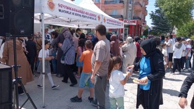 Afyonkarahisar’ın Kanlıca Mahallesi’nde düzenlenen etkinlikte 2000 çocuğa sucuk-ekmek ve ayran