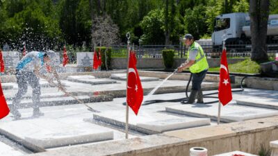 Afyonkarahisar Belediyesi, yaklaşan Kurban Bayramı öncesinde vatandaşların huzur içinde mezarlık