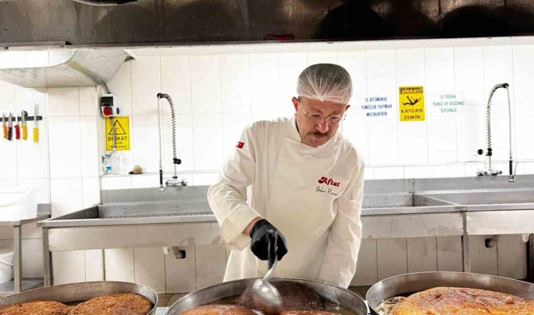 Afyonkarahisar’da kaymaklı ekmek kadayıfına bu bayramda ilgi yoğun UNESCO tescilli gastronomi şehri Afyonkarahisar’da bayram öncesi vitrinleri süsleyen coğrafi