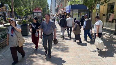 Eskişehir’de arefe gününde çarşıya akın eden vatandaşlar Kurban Bayramı alışverişi