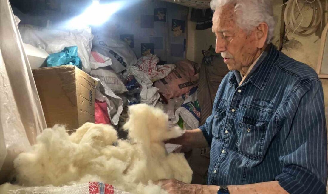Eskişehir’de 50 yıllık tarakçı Ekrem Şentorun, asırlardır süren mesleği yaşatmaya