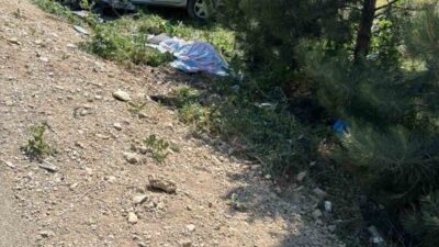 Isparta’da meydana gelen trafik kazasında, beton bloğa çarpan otomobil takla