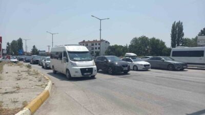 Türkiye’nin kavşak noktası kentlerinden birisi olan Afyonkarahisar’da tatilcilerin dönüş yoluna