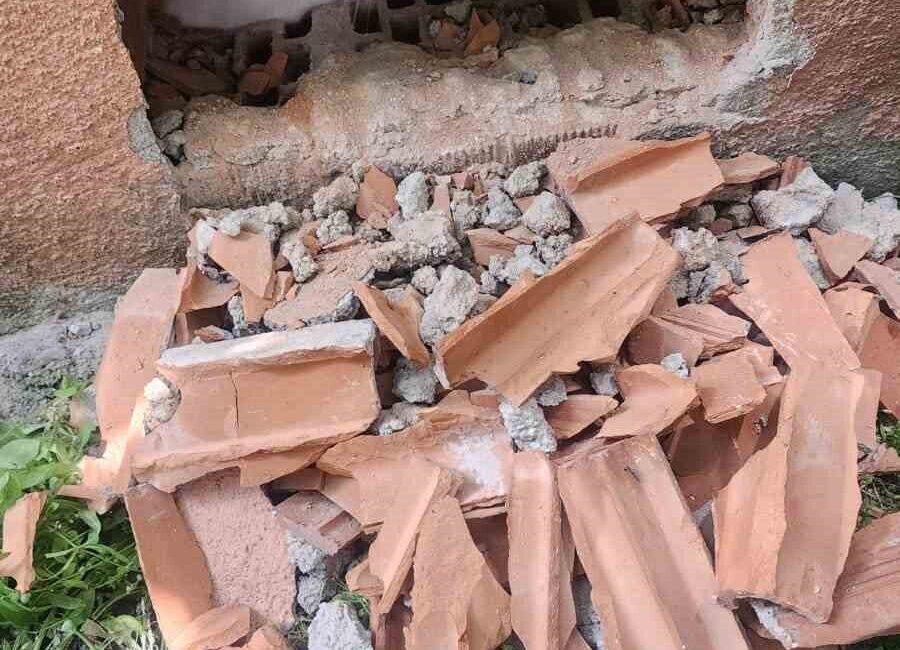 Duvarın içinde mahur kalan kedi itfaiye ekipleri tarafından kurtarıldı Eskişehir’de bir evin duvarının içinde sıkışan kedi, itfaiye ekiplerinin çalışmaları