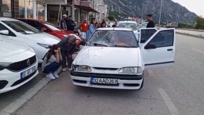 Isparta’nın Eğirdir ilçesinde yolun karşısına geçmeye çalışırken otomobilin çarptığı yaya
