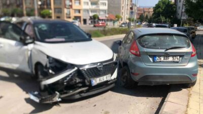 Eskişehir’de bir cadde üzerinde kontrolden çıkarak 2’si park halindeki 3