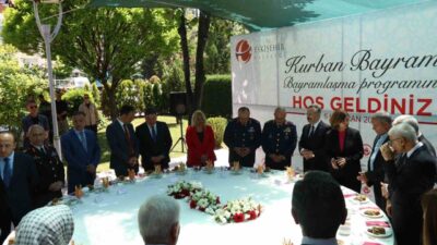 Eskişehir’de Kurban Bayramı dolayısıyla il protokolü bayramlaşma programında buluştu. Devlet