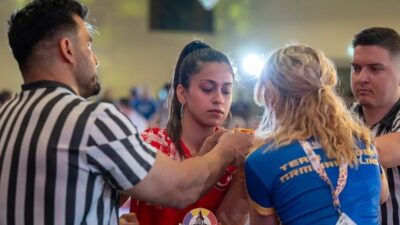 Eskişehir’de yaşayan sporcu Zeynep Yiğit, Bilek Güreşi Avrupa Şampiyonası’nda sağ