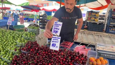 Eskişehir’de semt pazarı esnafı İlker Çiçek, vatandaşların tadımını azaltmak için