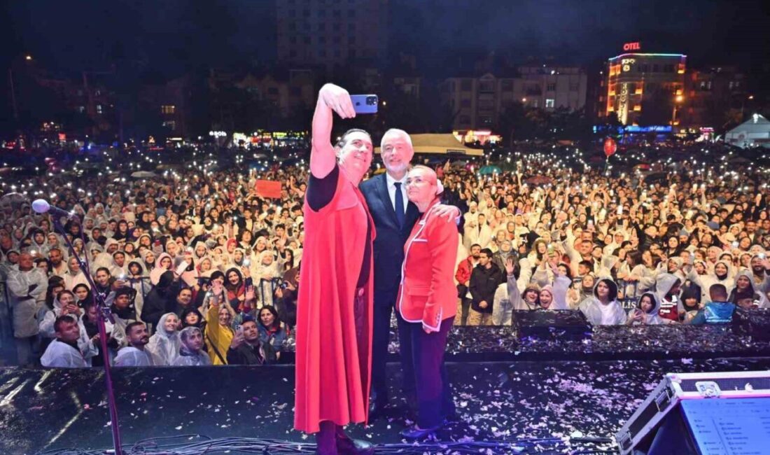 Gül festivalinde sağanak altında Kıraç rüzgârı ISPARTA (İHA) Uluslararası Isparta Gül Festivalinin 2.günü de çeşitli etkinliklerle