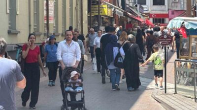 Eskişehir’de hafta sonu güzel havayı fırsat bilen vatandaşlar caddeleri doldurdu.