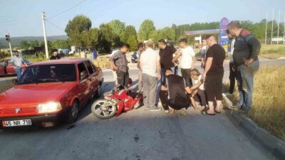 Kütahya’nın Hisarcık ilçesinde otomobil ile motosikletin çarpışması sonucu meydana gelen