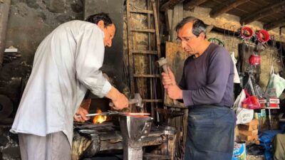 Afyonkarahisar´da üç kuşaktır demircilik yapan Solak Kardeşler, yok olmaya yüz