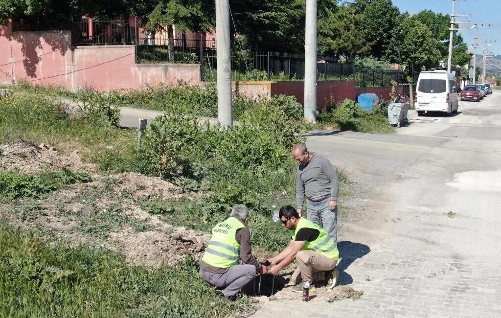 İnönü Belediyesi’nden aydınlatma direği yapım çalışmaları Eskişehir’de İnönü Belediyesi ekiplerince ilçenin çehresini değiştirecek aydınlatma direklerinin yapım