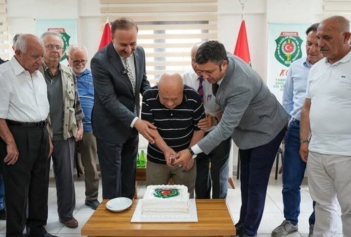 Isparta’da babalar günü şehit babalarıyla birlikte kutlandı Isparta Valiliği ve İl Emniyet Müdürlüğü iş birliğiyle düzenlenen programda,