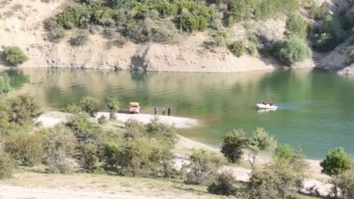 Isparta’da serinlemek için girdiği baraj gölünde kaybolan genç, göl kenarında
