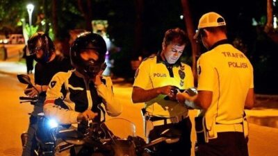 Isparta’nın Turan Mahallesi’nde gerçekleştirilen 1 saatlik asayiş ve trafik uygulamasında