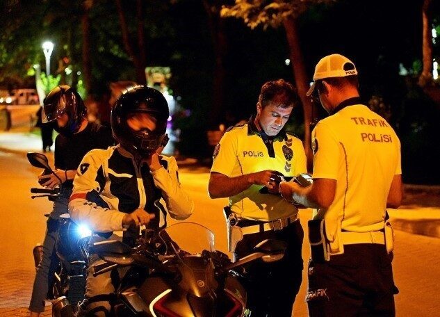 Isparta’da kurallara uymayan 14 sürücüye ceza kesildi Isparta’nın Turan Mahallesi’nde gerçekleştirilen 1 saatlik asayiş ve trafik uygulamasında
